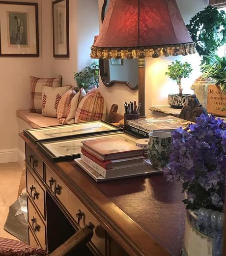 Uno strepitoso cottage inglese L'immagine può contenere: tabella e spazio al chiuso