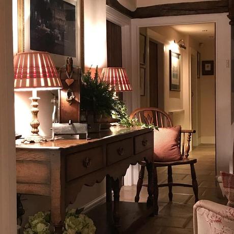 Uno strepitoso cottage inglese L'immagine può contenere: persone sedute e spazio al chiuso
