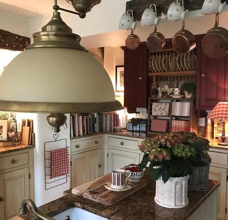 Uno strepitoso cottage inglese L'immagine può contenere: tabella e spazio al chiuso