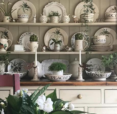 Uno strepitoso cottage inglese L'immagine può contenere: tabella e spazio al chiuso