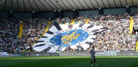 Udinese, presentata la maglia griffata Macron: blu navy, camouflage e giallo fluo Udinese, presentata la maglia griffata Macron: blu navy, camouflage e giallo fluo