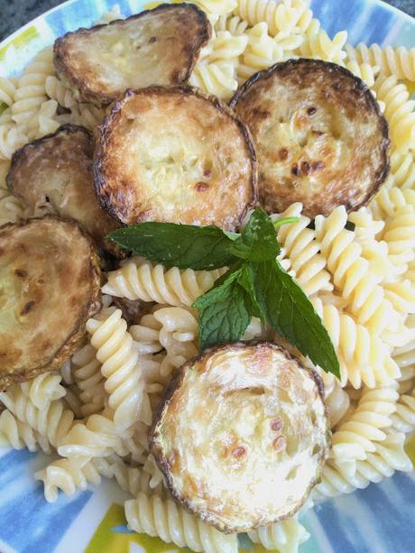 FUSILLI CON ZUCCHINA FRITTA E CREMA DI FORMAGGIO FUSILLI CON ZUCCHINA FRITTA E CREMA DI FORMAGGIO