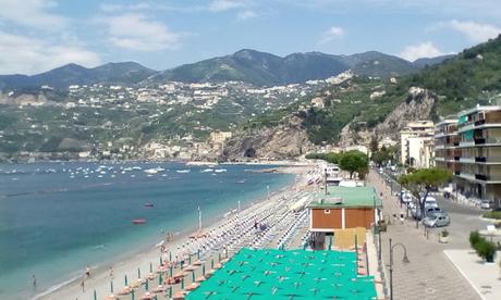 Maiori, centro turistico campano Patrimonio dell'Unesco Spiaggia di Maiori con lungomare