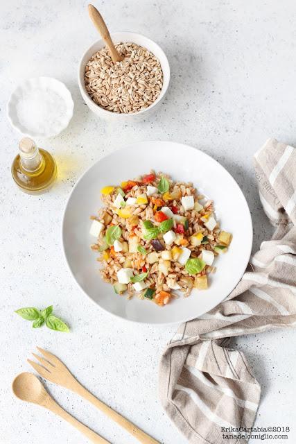 Insalata fredda di farro con verdure e mozzarella Insalata fredda di farro con verdure e mozzarella