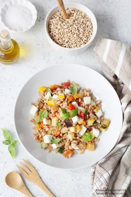 Insalata fredda di farro con verdure e mozzarella Insalata fredda di farro con verdure e mozzarella