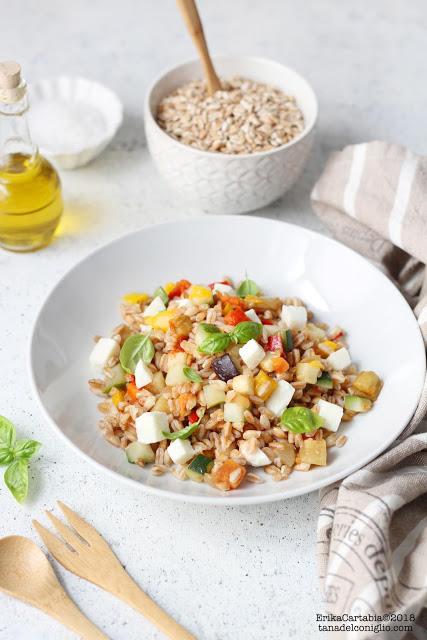 Insalata fredda di farro con verdure e mozzarella Insalata fredda di farro con verdure e mozzarella