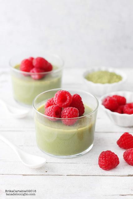 Matcha budino senza lattosio con lamponi Matcha budino senza lattosio con lamponi