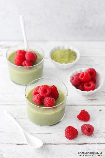 Matcha budino senza lattosio con lamponi Matcha budino senza lattosio con lamponi