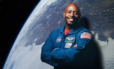 L’astronauta Leland Melvin sostiene di aver visto un alieno nello spazio L’astronauta Leland Melvin sostiene di aver visto un alieno nello spazio