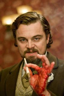 Forse Non Sapevi Che Durante la scena della cena, in cui si scopre che Django e Schultz sono degli impostori Forse Non Sapevi Che Durante la scena della cena, in cui si scopre che Django e Schultz sono degli impostori