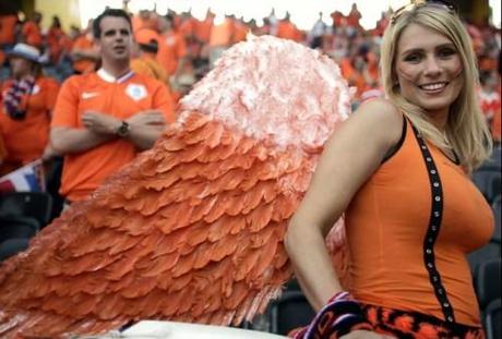 SUDAFRICA: PUBBLICITA', FIFA CACCIA TIFOSE OLANDESI IN MINIGONNA - SOUTH AFRICA: ADVERTISING, FIFA HUNTS DUTCH GIRLS IN SHORT SKIRTS