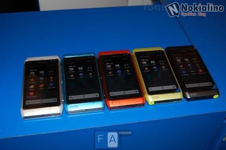 Nokia N8: argento, blu, arancio, verde e nero!