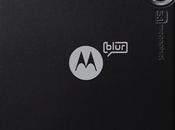 Motorola FLIPOUT MOTOBLUR: perfettamente tascabile grazie all’esclusivo design quadrato