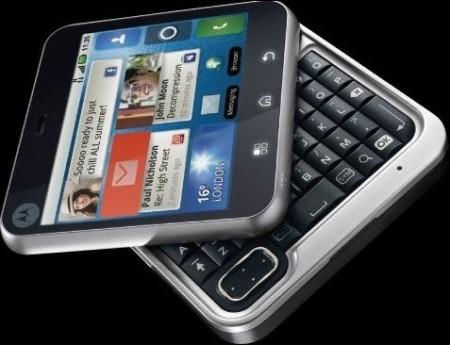 Motorola FlipOut, smartphone Android 2.1 QWERTY in arrivo a Luglio