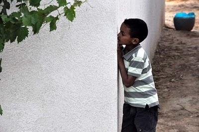 A CASA DI OUASSILA  I BAMBINI GIOCANO A NASCONDINO