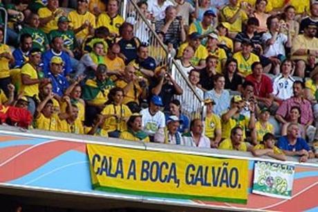 BRASILE, 9 MLN TWITTERS PER ZITTIRE TELECRONISTA PROLISSO (VIDEO) - BRAZIL, 9 MLN TWITTERS TO SILENCE PROLIX SPEAKER