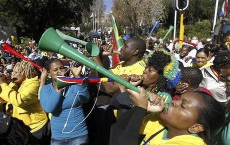 SUD AFRICA 2010: ECCESSO DI VUVUZELA, DONNA SI LESIONA TRACHEA - SOUTH AFRICA 2010: TOO VUVUZELA, WOMAN DAMAGES HER TRACHEA