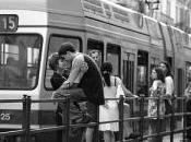 Uomini donne alla fermata tram