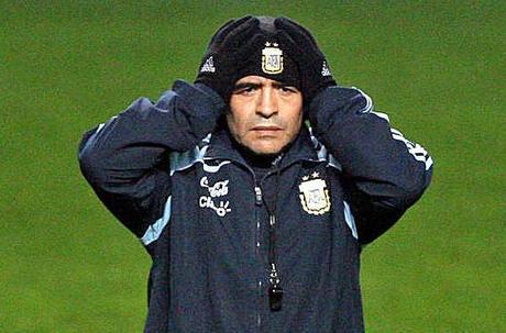 ARGENTINA, MARADONA DOMINA LO JABULANI IN ALLENAMENTO (VIDEO) - ARGENTINA, MARADONA IN TRAINING SESSION DOMINATES JABULANI ARGENTINA, MARADONA DOMINA LO JABULANI IN ALLENAMENTO (VIDEO) - ARGENTINA, MARADONA IN TRAINING SESSION DOMINATES JABULANI