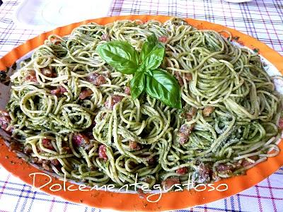 Spaghetti con pesto e pomodori