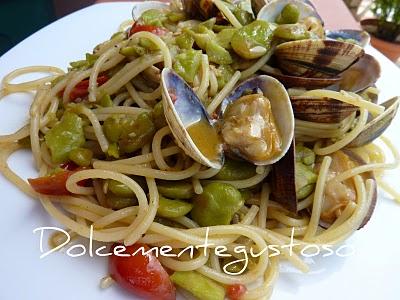 Spaghetti con vongole e fave