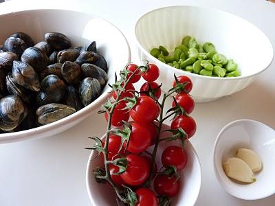 Spaghetti con vongole e fave