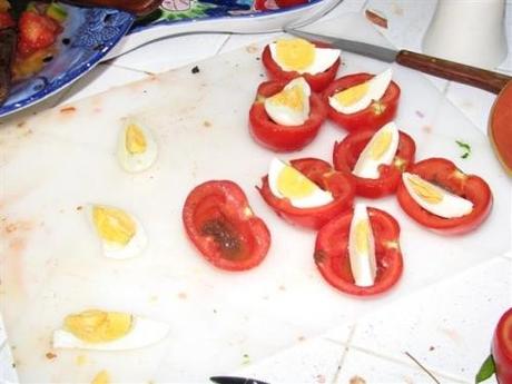 Crostoni con pomodori ripieni all'uovo e patè