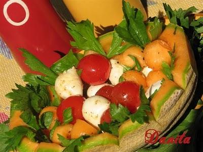 Insalata tricolore nel cantalupo