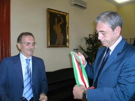 Il Sindaco Marzio Bresciani consegna la fascia di primo cittadino al Prefetto di Trapani Dott. Stefano Trottad