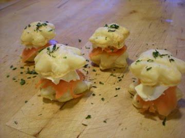 Alcune idee per la Pasta Sfoglia: fiorellini con Salmone perfetti per lo Slunch