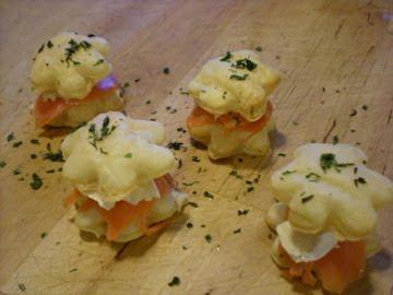 Alcune idee per la Pasta Sfoglia: fiorellini con Salmone perfetti per lo Slunch