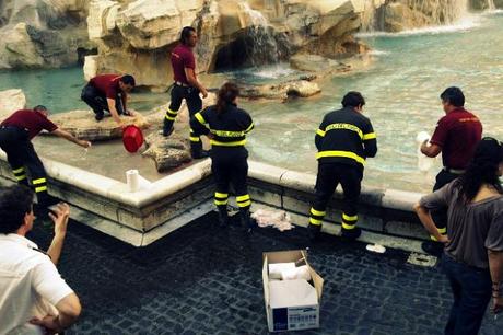 La Fontana di Trevi massacrata dai vandali