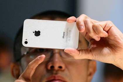 iPhone 4: no caro Steve Jobs non puoi dirci come si tiene correttamente in mano il tuo nuovo giocattolo!