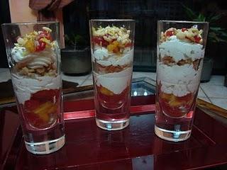 Dessert alla panna e frutta fresca