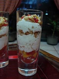 Dessert alla panna e frutta fresca