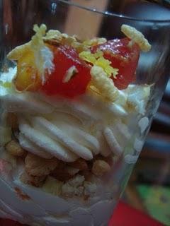 Dessert alla panna e frutta fresca