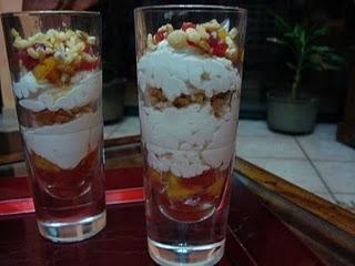 Dessert alla panna e frutta fresca