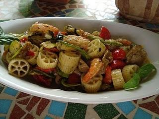 Insalata di pasta con verdure e gamberi