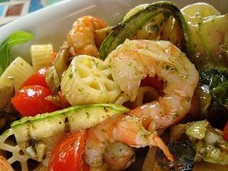 Insalata di pasta con verdure e gamberi