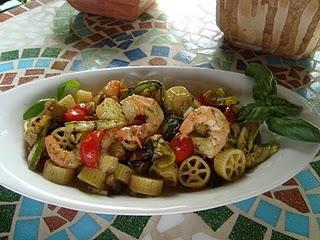 Insalata di pasta con verdure e gamberi