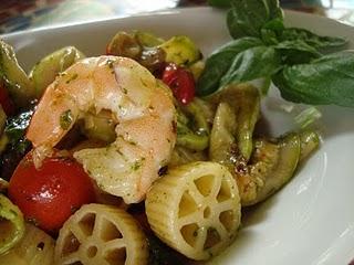 Insalata di pasta con verdure e gamberi