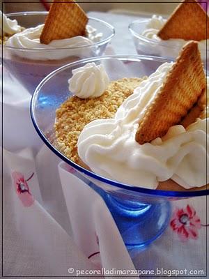 Mousse al cioccolato con panna e biscotti secchi