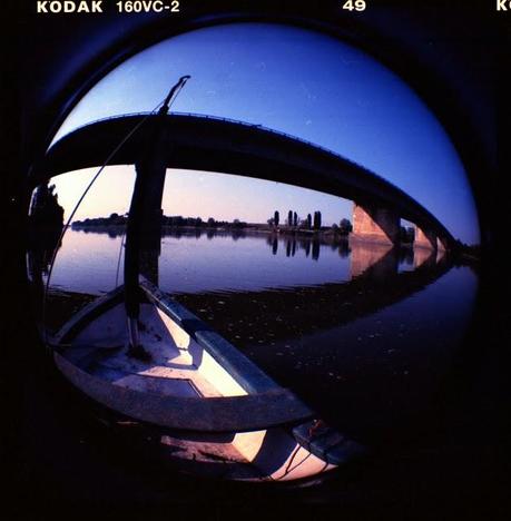 LOMOGRAPHY • sul fiume Po con Diana F+ e Kodak 160VC
