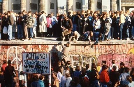 Aspettando il crollo del “muro di Arcore”