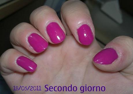 Fotostoria di uno smalto Kiko e di un top coat Better than gel Essence...