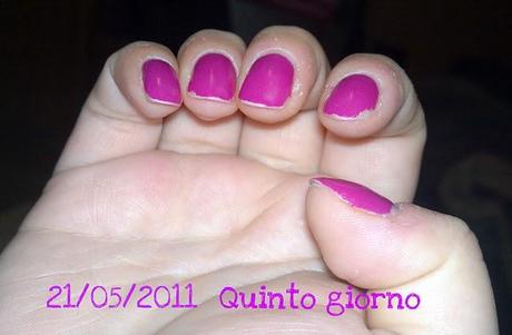 Fotostoria di uno smalto Kiko e di un top coat Better than gel Essence...