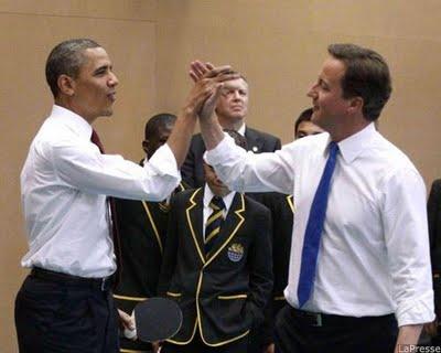 Barack Obama mostra che Cameron a ping pong è proprio una frana