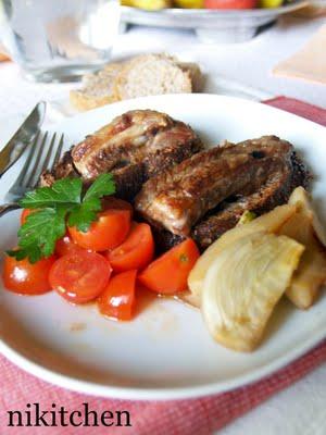 CROSTONI DI PANE INTEGRALE CON ROSTICCIANA, INSALATA DI POMODORINI, FINOCCHI E PATATE.