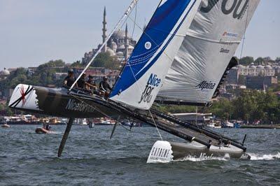 Extreme Sailing Series: prima giornata di regate a Istanbul - Artemis e Luna Rossa premiate dalla costanza