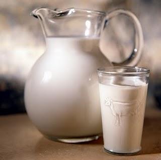 Il latte di mucca: è davvero indispensabile, soprattutto per i bambini? E che dire dell'osteoporosi?